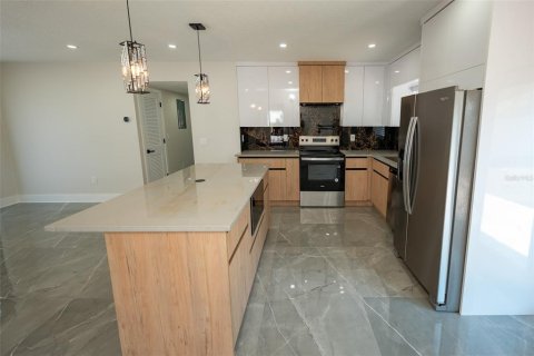 Casa en venta en Tampa, Florida, 4 dormitorios, 134.71 m2 № 1850252 - foto 12