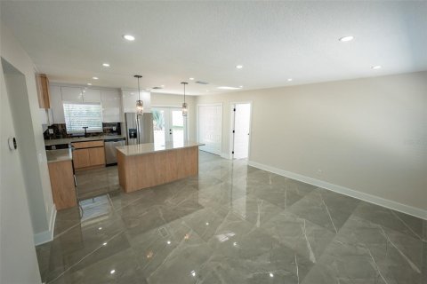 Casa en venta en Tampa, Florida, 4 dormitorios, 134.71 m2 № 1850252 - foto 8