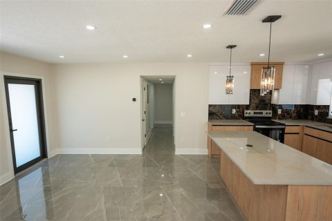 Casa en venta en Tampa, Florida, 4 dormitorios, 134.71 m2 № 1850252 - foto 17
