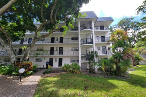 Condo in Lauderhill, Florida, 2 bedrooms  № 1946663 - photo 1