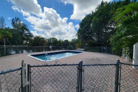 Condo in Lauderhill, Florida, 2 bedrooms  № 1946663 - photo 10
