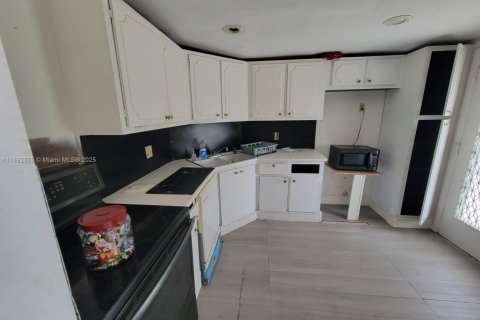 Condo in Lauderhill, Florida, 2 bedrooms  № 1946663 - photo 4