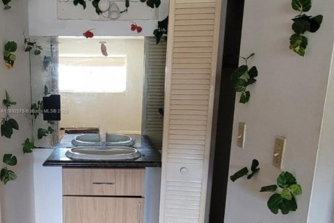 Condo in Lauderhill, Florida, 2 bedrooms  № 1946663 - photo 8