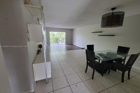 Condo in Lauderhill, Florida, 2 bedrooms  № 1946663 - photo 2