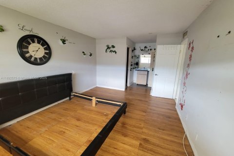 Condo in Lauderhill, Florida, 2 bedrooms  № 1946663 - photo 6