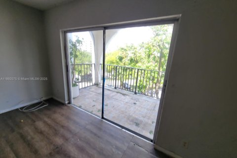 Condo in Lauderhill, Florida, 2 bedrooms  № 1946663 - photo 3