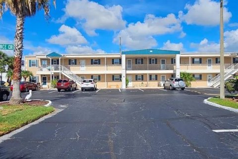 Condo à New Port Richey, Floride, 2 chambres  № 2386387