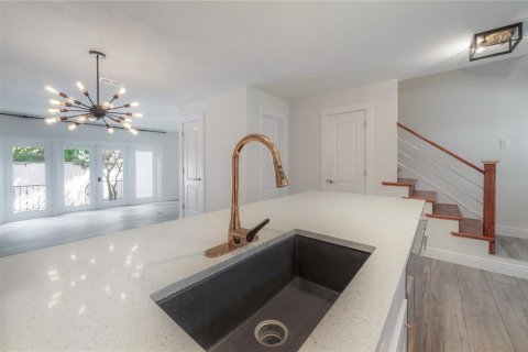 Townhouse in Tampa, Florida 2 bedrooms, 118.91 sq.m. № 1912050 - photo 2