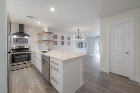 Townhouse in Tampa, Florida 2 bedrooms, 118.91 sq.m. № 1912050 - photo 11