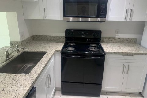 Copropriété à louer à Tamarac, Floride: 2 chambres, 86.03 m2 № 2062530 - photo 9