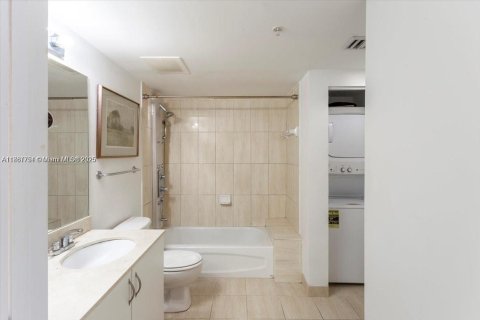 Condo in Miami, Florida, 1 bedroom  № 1942213 - photo 6