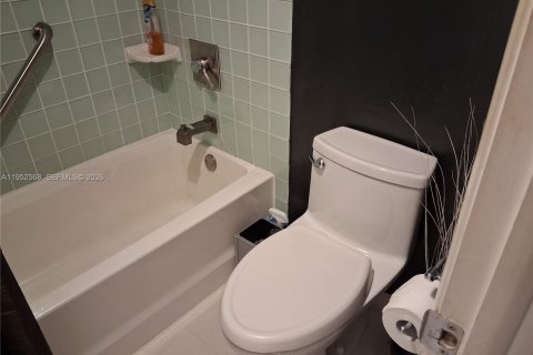 Condominio en venta en Pembroke Pines, Florida, 2 dormitorios № 2008694 - foto 29