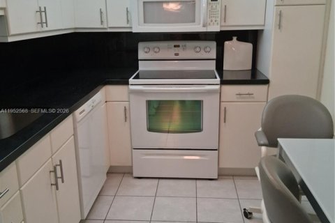 Condominio en venta en Pembroke Pines, Florida, 2 dormitorios № 2008694 - foto 11