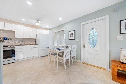 Commercial property in Hallandale Beach, Florida 227.33 sq.m. № 2009033 - photo 9