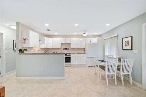 Commercial property in Hallandale Beach, Florida 227.33 sq.m. № 2009033 - photo 8