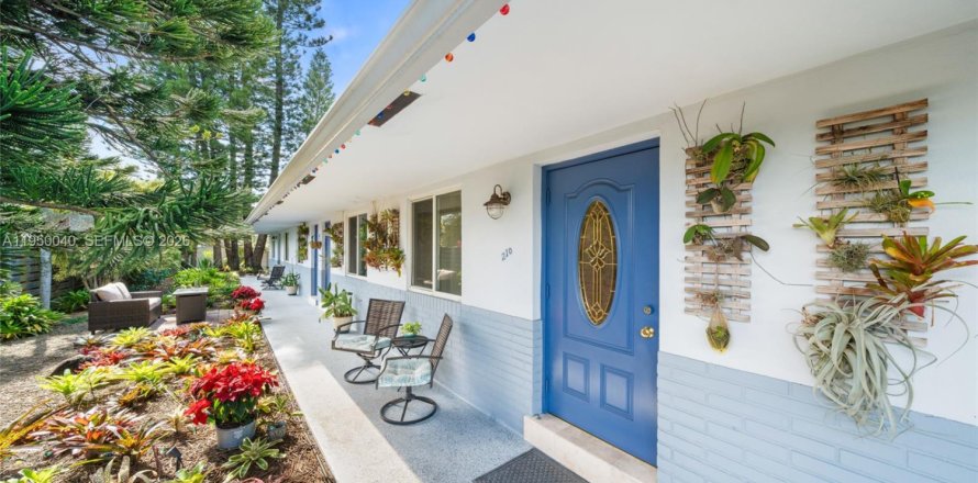 Commercial property in Hallandale Beach, Florida 227.33 sq.m. № 2009033