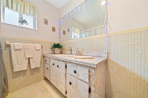 Commercial property in Hallandale Beach, Florida 227.33 sq.m. № 2009033 - photo 30