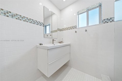 Commercial property in Hallandale Beach, Florida 227.33 sq.m. № 2009033 - photo 15