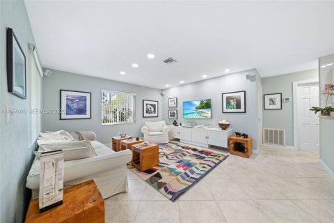 Commercial property in Hallandale Beach, Florida 227.33 sq.m. № 2009033 - photo 6