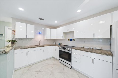 Commercial property in Hallandale Beach, Florida 227.33 sq.m. № 2009033 - photo 10