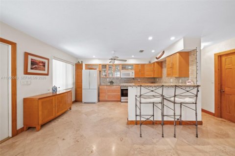 Commercial property in Hallandale Beach, Florida 227.33 sq.m. № 2009033 - photo 25