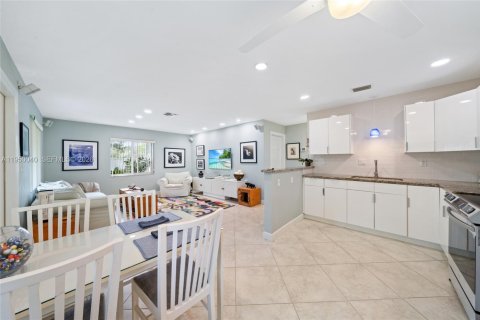 Commercial property in Hallandale Beach, Florida 227.33 sq.m. № 2009033 - photo 11