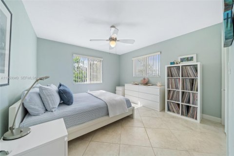 Commercial property in Hallandale Beach, Florida 227.33 sq.m. № 2009033 - photo 12