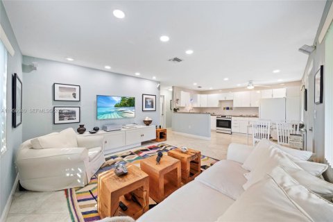 Commercial property in Hallandale Beach, Florida 227.33 sq.m. № 2009033 - photo 7