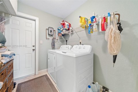 Commercial property in Hallandale Beach, Florida 227.33 sq.m. № 2009033 - photo 21