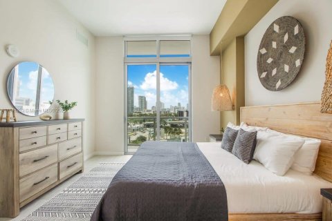 Condominio en alquiler en Miami, Florida, 1 dormitorio, 65.03 m2 № 1840971 - foto 1