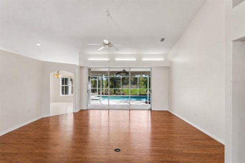 House in Spring Hill, Florida 4 bedrooms, 232.07 sq.m. № 2152031 - photo 10