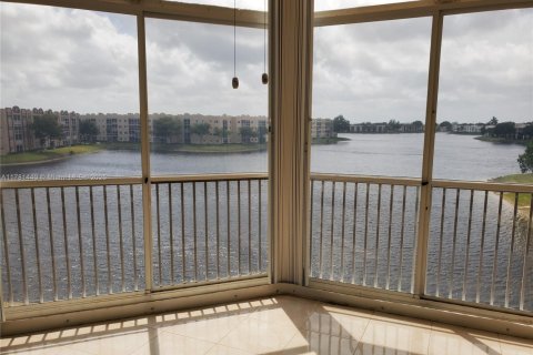 Condominio en venta en Tamarac, Florida, 2 dormitorios, 139.35 m2 № 1875393 - foto 11