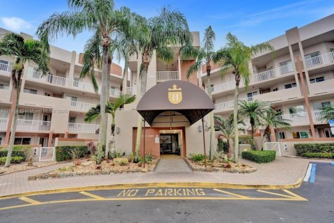 Condominio en venta en Tamarac, Florida, 2 dormitorios, 139.35 m2 № 1875393 - foto 1