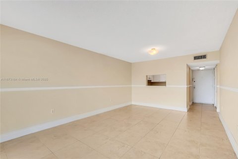 Condo in Miami, Florida, 1 bedroom  № 1897986 - photo 10