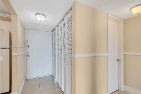 Condo in Miami, Florida, 1 bedroom  № 1897986 - photo 11
