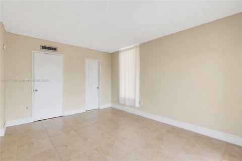 Condo in Miami, Florida, 1 bedroom  № 1897986 - photo 4
