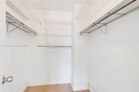 Condo in Miami, Florida, 1 bedroom  № 1897986 - photo 3