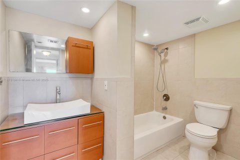 Condo in Miami, Florida, 1 bedroom  № 1897986 - photo 19