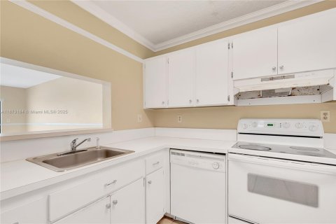 Condo in Miami, Florida, 1 bedroom  № 1897986 - photo 12