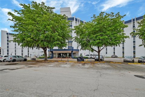 Condo in Miami, Florida, 1 bedroom  № 1897986 - photo 6