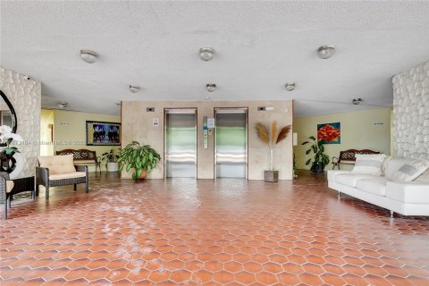 Condo in Miami, Florida, 1 bedroom  № 1897986 - photo 5