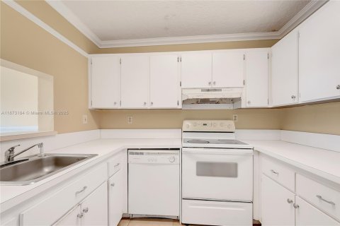 Condo in Miami, Florida, 1 bedroom  № 1897986 - photo 2