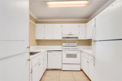 Condo in Miami, Florida, 1 bedroom  № 1897986 - photo 9