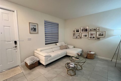 Touwnhouse à vendre à Hialeah, Floride: 3 chambres, 137.77 m2 № 2049176 - photo 6