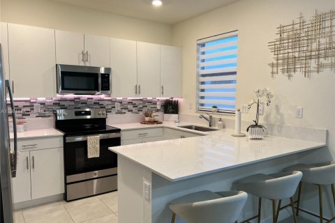 Touwnhouse à vendre à Hialeah, Floride: 3 chambres, 137.77 m2 № 2049176 - photo 8