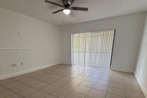 Condo in Miami, Florida, 2 bedrooms  № 2002791 - photo 10