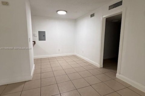 Condo in Miami, Florida, 2 bedrooms  № 2002791 - photo 9