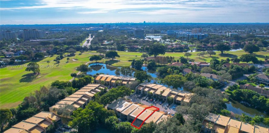 Townhouse in Plantation, Florida 3 bedrooms, 181.16 sq.m. № 1756539
