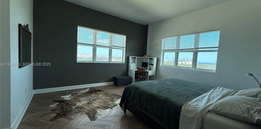 Condominio en North Miami, Florida, 2 dormitorios № 1988079