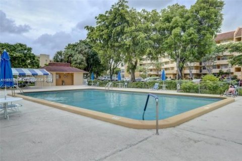 Condo in Lauderhill, Florida, 2 bedrooms  № 1859947 - photo 11